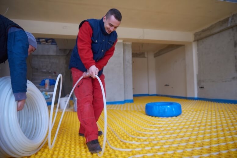 Specialist legt waterslangen in noppenplaat vast